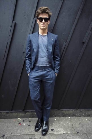 С чем носить темно-синий костюм в клетку