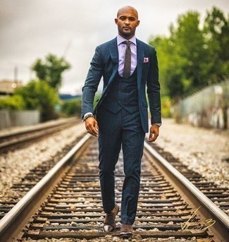 С чем носить темно-синий костюм в клетку