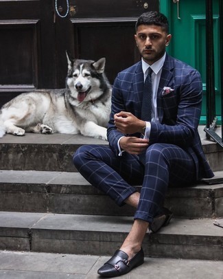 С чем носить темно-синий костюм в клетку