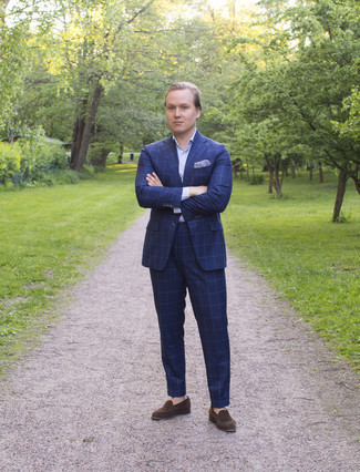 С чем носить темно-синий костюм в клетку