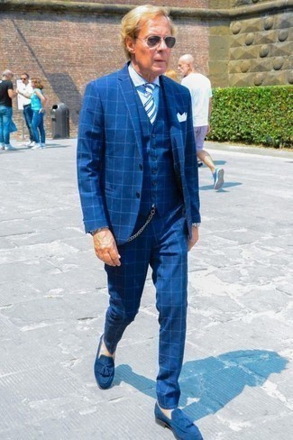 Как носить темно-синий костюм в клетку с темно-синими замшевыми лоферами