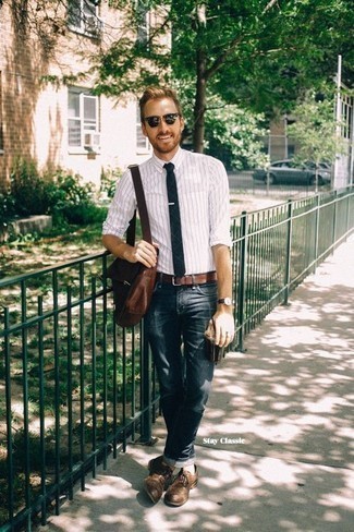 С чем носить темно-синий галстук в клетку мужчине