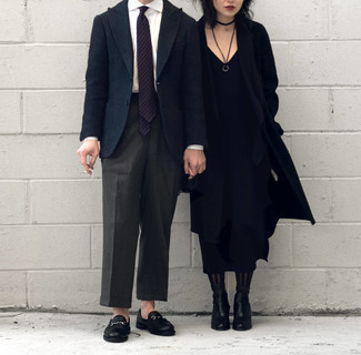 С чем носить темно-синий галстук в клетку мужчине