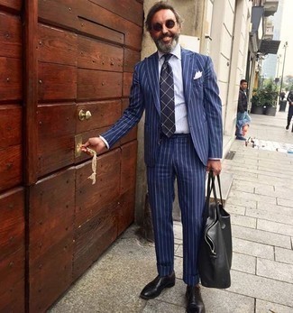 С чем носить темно-синий галстук в клетку мужчине