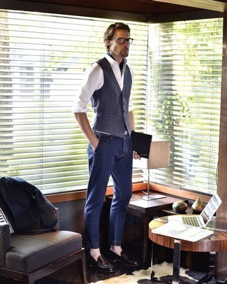 Как носить темно-синий жилет в клетку с темно-синими джинсами