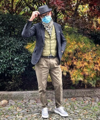 С чем носить темно-синий шерстяной пиджак в клетку мужчине