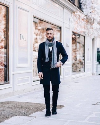 Какие джинсы носить с темно-синими ботинками челси мужчине