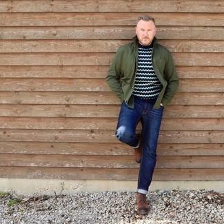 С чем носить темно-синий свитер с круглым вырезом с узором зигзаг мужчине