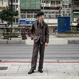 С чем носить темно-синий галстук с узором зигзаг мужчине