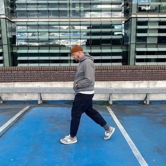 Какие кроссовки носить с темно-синими брюками чинос