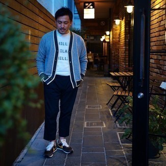 Какие кроссовки носить с темно-синими брюками чинос