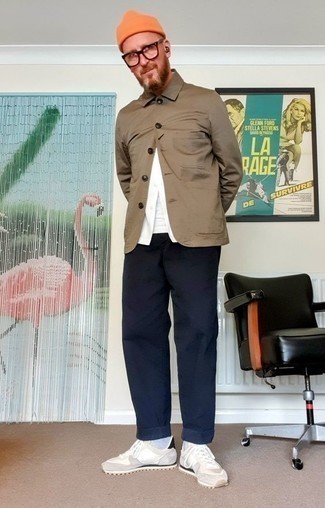 Какие кроссовки носить с темно-синими брюками чинос