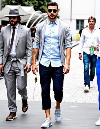 Какие кроссовки носить с темно-синими брюками чинос