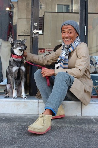 Как носить темно-синие брюки чинос с бежевым дождевиком