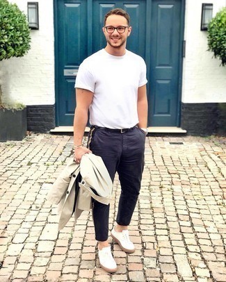 Как носить темно-синие брюки чинос с бежевым дождевиком