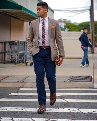 Как носить темно-синие брюки чинос с бежевым шерстяным пиджаком