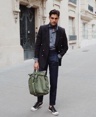 Как носить темно-синие брюки чинос с черным пиджаком