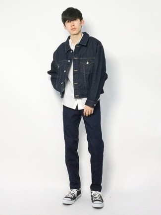 Как носить темно-синие брюки чинос с черной джинсовой курткой