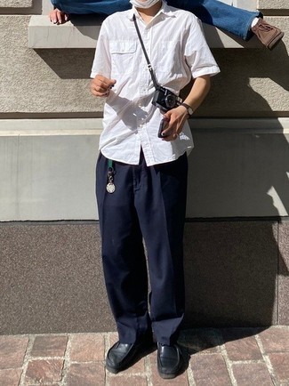 Как носить темно-синие брюки чинос с черными кожаными ботинками дезертами