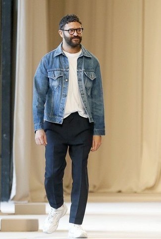 Как носить темно-синие брюки чинос с синей джинсовой курткой