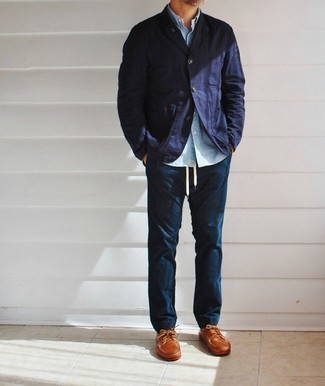 Какие топсайдеры носить с темно-синими брюками чинос