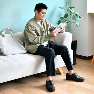 Какие бомберы носить с темно-синими брюками чинос