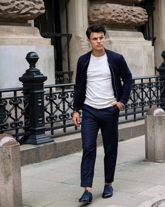 Какие бомберы носить с темно-синими брюками чинос