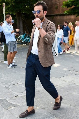 Как носить темно-синие брюки чинос с коричневым пиджаком