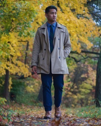 Как носить темно-синие брюки чинос с коричневыми кожаными ботинками броги