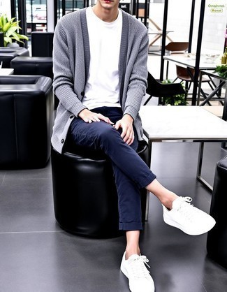 Какие кардиганы носить с темно-синими брюками чинос