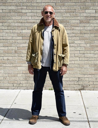 Какие повседневные ботинки носить с темно-синими брюками чинос