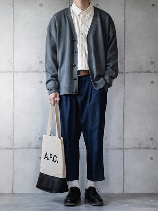 Как носить темно-синие брюки чинос с темно-серым кардиганом