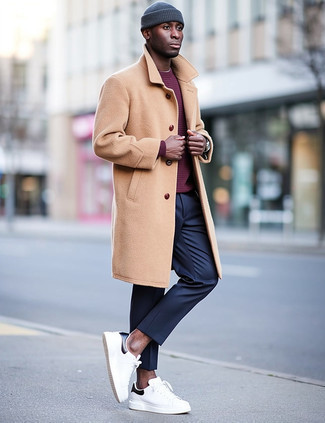 Какие свитера с круглым вырезом носить с темно-синими брюками чинос