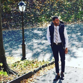 Как носить темно-синие брюки чинос с темно-коричневыми кожаными монками