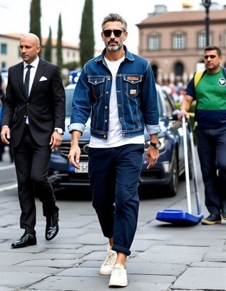 Какие джинсовые куртки носить с темно-синими брюками чинос