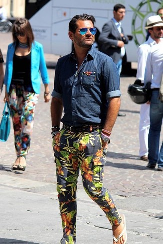 Какие сланцы носить с темно-синими брюками чинос