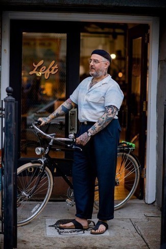 Какие сланцы носить с темно-синими брюками чинос