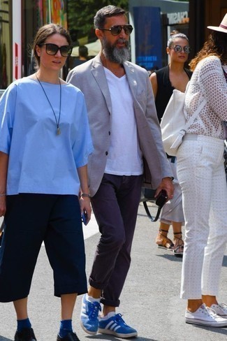 Как носить темно-синие брюки чинос с серым пиджаком