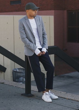 Как носить темно-синие брюки чинос с серым пиджаком