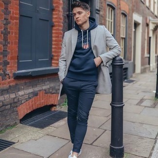 Как носить темно-синие брюки чинос с серым пиджаком