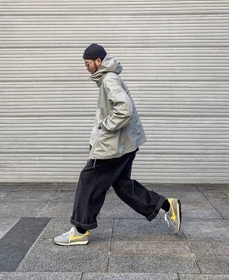 Как носить темно-синие брюки чинос с серой ветровкой