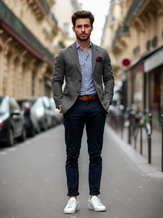 Как носить темно-синие брюки чинос с серым шерстяным пиджаком