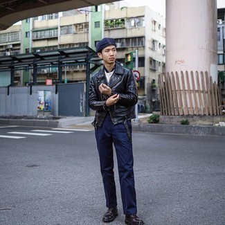 Какие футболки на пуговицах носить с темно-синими брюками чинос