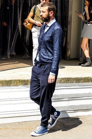 Какие высокие кеды носить с темно-синими брюками чинос