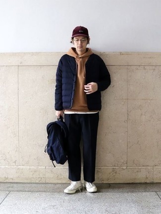 Какие высокие кеды носить с темно-синими брюками чинос