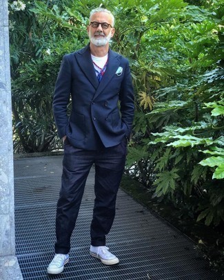 Какие высокие кеды носить с темно-синими брюками чинос