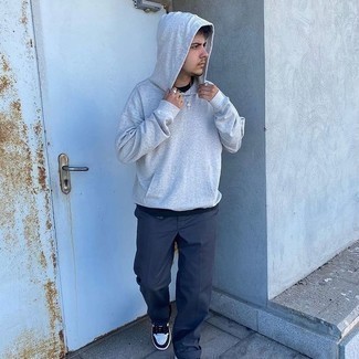 Какой худи носить с темно-синими брюками чинос