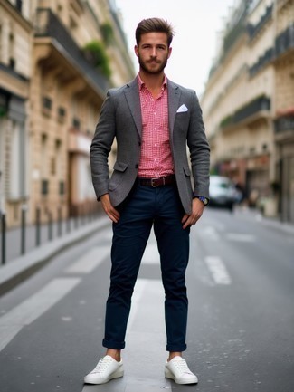 С чем носить темно-синие брюки чинос