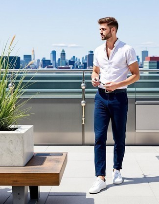 С чем носить темно-синие брюки чинос