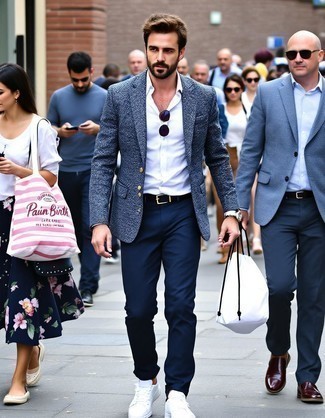 С чем носить темно-синие брюки чинос